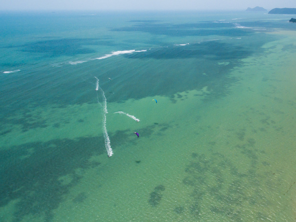 Вид с воздуха на кайтсерфинг на мелководье острова
 - Фото, изображение