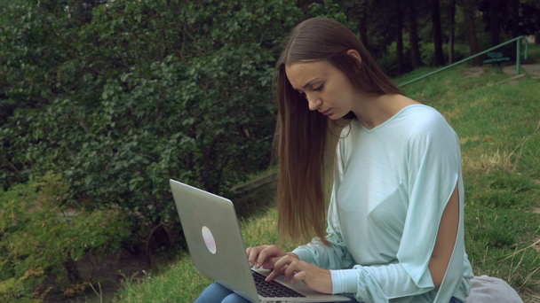 Girl works with computer at the openair. - Záběry, video
