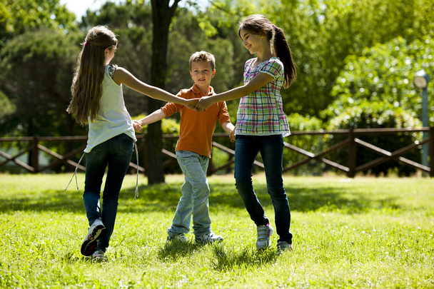 Children playing ring-around-the-rosy - Foto, afbeelding