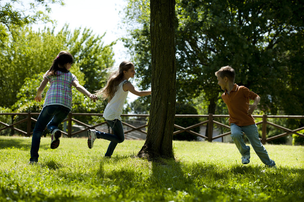Children playing tag - Foto, afbeelding