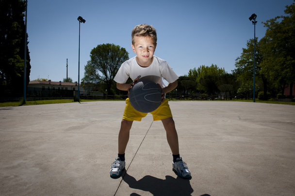 Little boy playing basketball - Фото, зображення