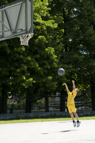 Little boy playing basketball - Foto, immagini