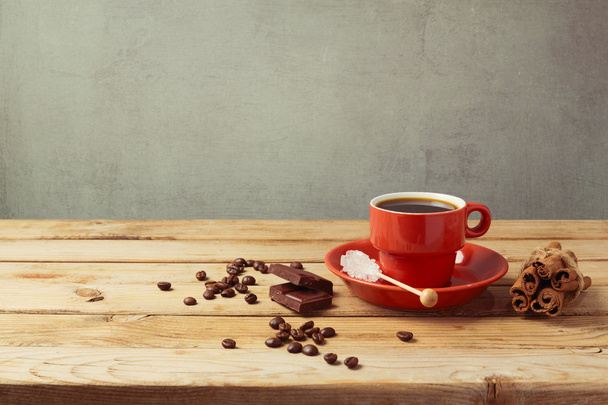 чашка кофе на деревянном столе - Фото, изображение