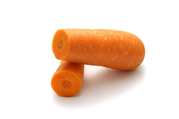 Erillinen porkkana viipaloitu valkoisella pohjalla leikkausreitillä
 - Valokuva, kuva