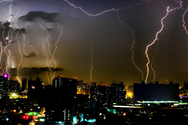 Foudre d'orage dramatique sur le ciel horizontal et le paysage urbain
 - Photo, image