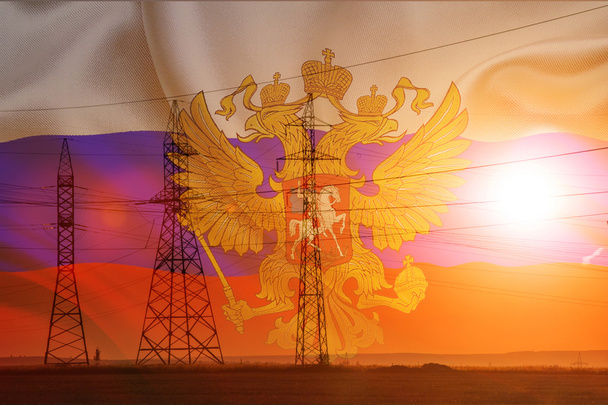 Suurjännitevoimajohto. Energiapilarit. Auringonlaskun aikaan, aamunkoitteessa. Korkea jännite. Venäjän lippu
 - Valokuva, kuva
