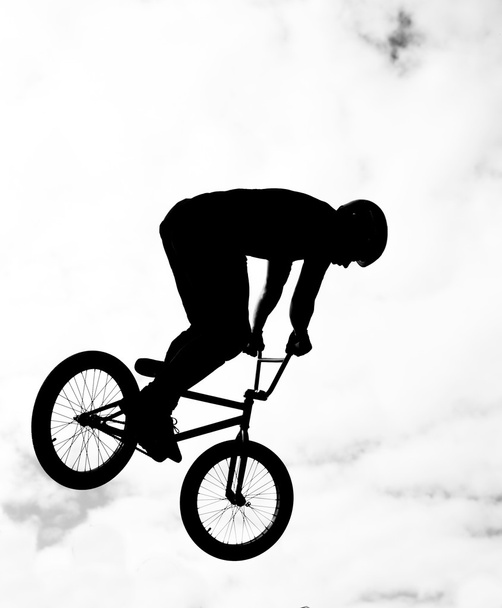 silhouet van bmx renners in actie - Foto, afbeelding