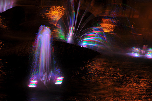 ぼかし (ガウス)。デザイナーの便利です。噴水パイプ穴や圧力力を上向き噴出液のジェット。ルミエール泉。リズミカルな光の効果 - 写真・画像