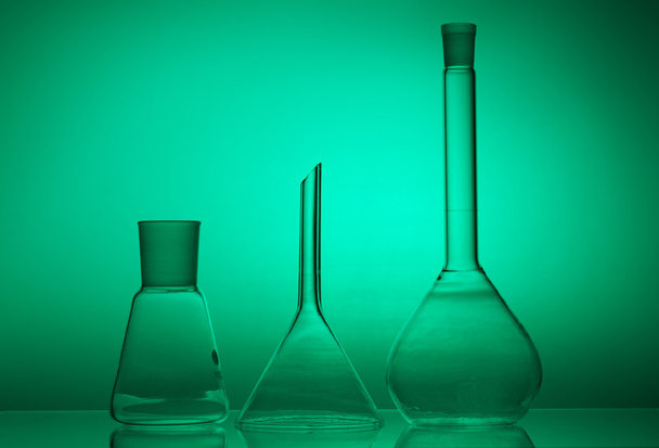 Renk arkaplanındaki laboratuvar camları - Fotoğraf, Görsel