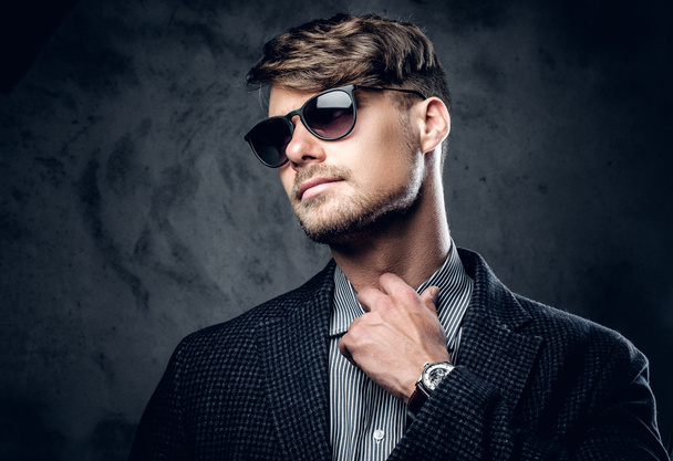Male in a suit and sunglasses - Foto, afbeelding