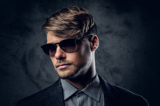 Glamour masculino en gafas de sol
 - Foto, imagen