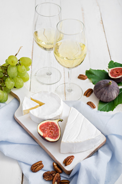 copos com vinho branco
 - Foto, Imagem
