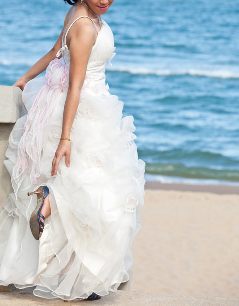 γαμπρός με λευκό φόρεμα - Φωτογραφία, εικόνα