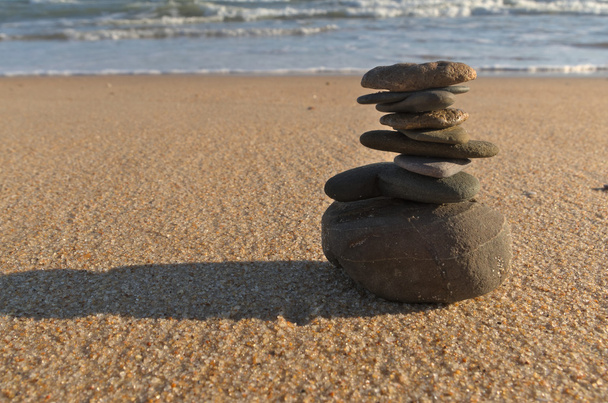 Montón de piedras Zen en la playa
 - Foto, Imagen