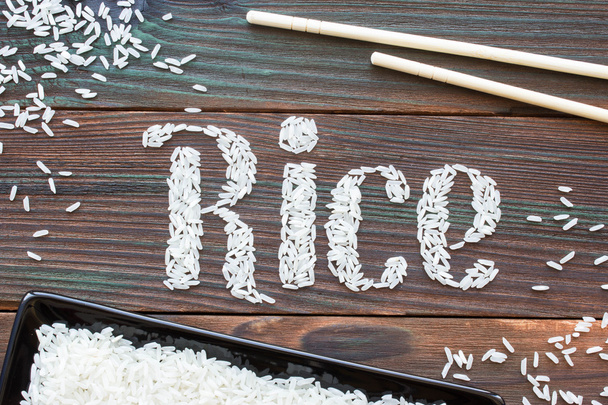 la palabra arroz letras escritas de arroz en una tabla de madera
 - Foto, Imagen