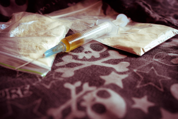 Syringe voorbereiding lepel en bereid de heroïne. Stoppen met het gebruik van drugs. - Foto, afbeelding