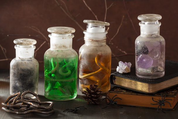 vasi farmacia strega pozioni magiche decorazione di Halloween - Foto, immagini
