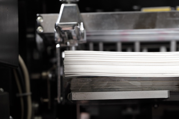 Empilement de papier dans une presse à imprimer - Photo, image
