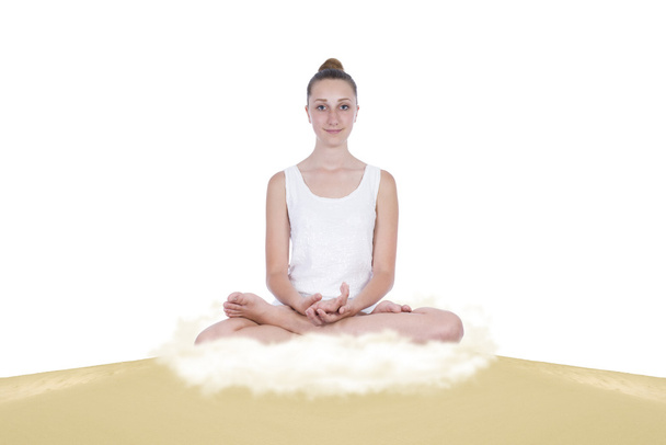Chica en posición de loto de yoga en una duna de arena
 - Foto, imagen