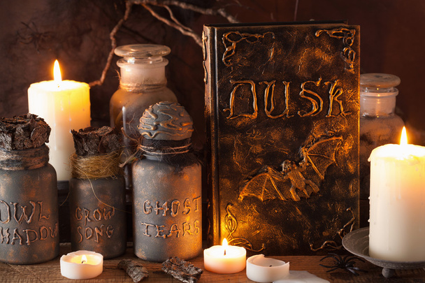 boszorkány patikus befőttesüvegek mágikus italok könyv halloween dekoráció - Fotó, kép