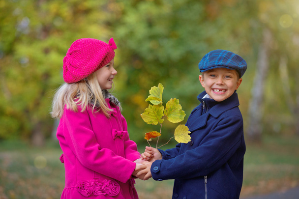 Happy Kids in Autumn Park - Valokuva, kuva