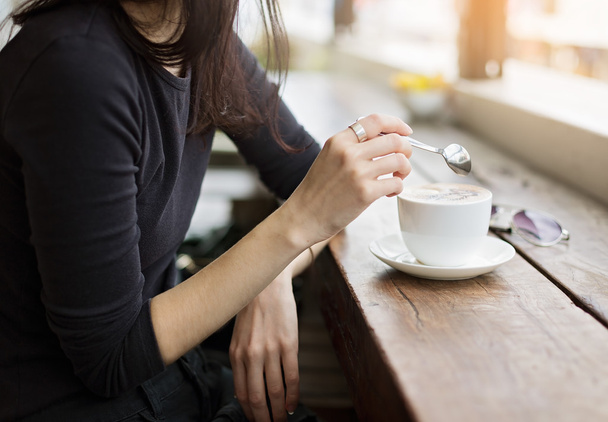 Instagram olhando foto de menina bebendo café
 - Foto, Imagem