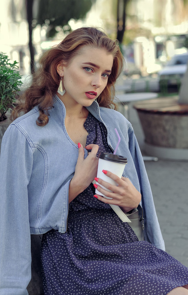 Girl sitting with paper cups for drinks  - Zdjęcie, obraz