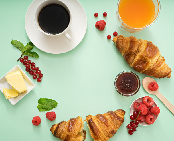 tempo de café da manhã com croissants
  - Foto, Imagem