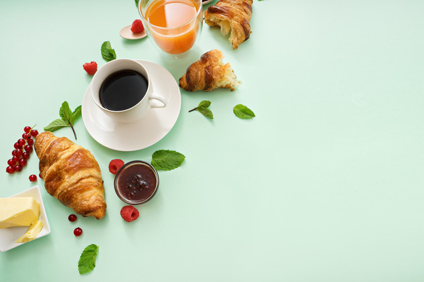 reggeli idő, croissant  - Fotó, kép