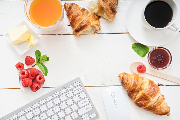 croissant és kávé a munkahelyen - Fotó, kép