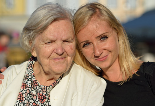 Büyükanne ve torunu poz - Fotoğraf, Görsel