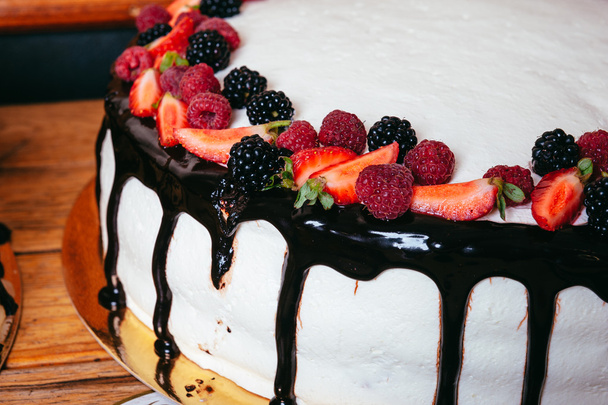 cake decorated with strawberries - Foto, afbeelding