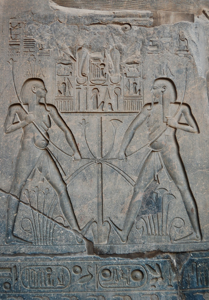 Painel lateral na estátua de Ramsés II
 - Foto, Imagem