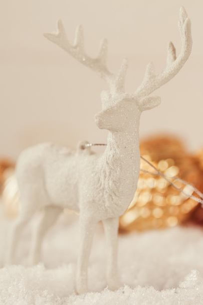 Closeup white christmas deer decoration - Foto, afbeelding