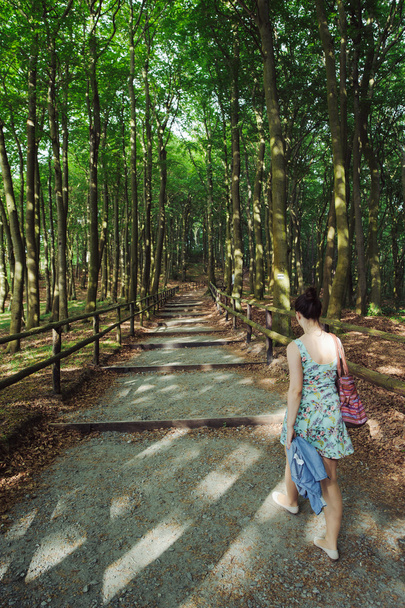 Девушка на прогулке в лесу
 - Фото, изображение