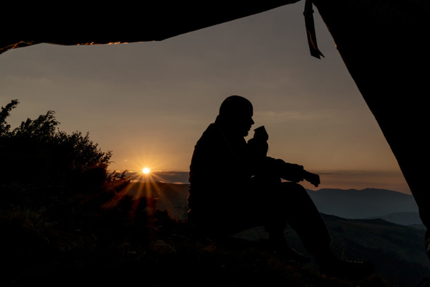 Silhouette d'un touriste au lever du soleil
 - Photo, image