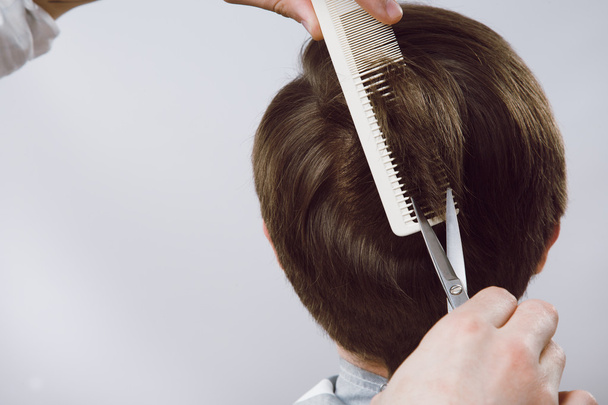Friseur beim Haarschnitt - Foto, Bild