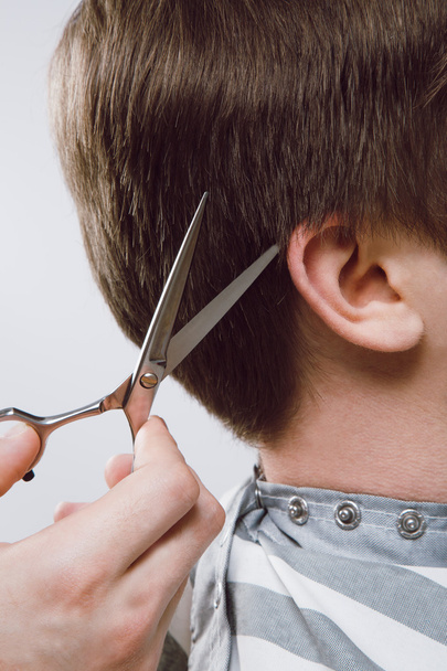Bir saç kesimi yapıyor Kuaför - Fotoğraf, Görsel