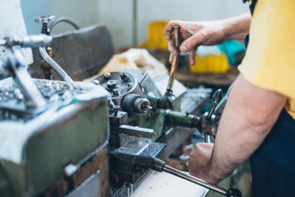 Male worker working on metalworking machine - Foto, afbeelding