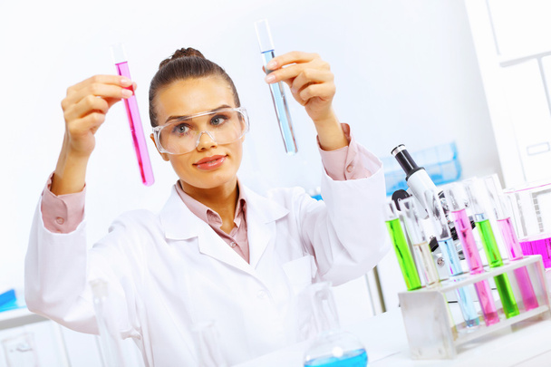 Young female scientist working in laboratory - Foto, afbeelding