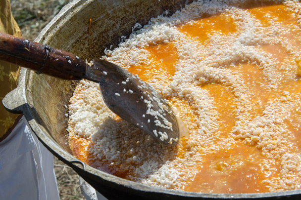 Ουζμπεκιστάν εθνικό πιάτο πιλάφι. μια Μεσο-Ανατολική ή Ινδικό πιάτο ρύζι (ή μερικές φορές σιτάρι) μαγειρεμένα σε ζωμό με μπαχαρικά, συνήθως έχουν προσθέσει κρέας ή λαχανικά. - Φωτογραφία, εικόνα