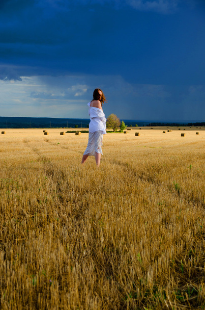 girl in a field on the Seine - Fotografie, Obrázek