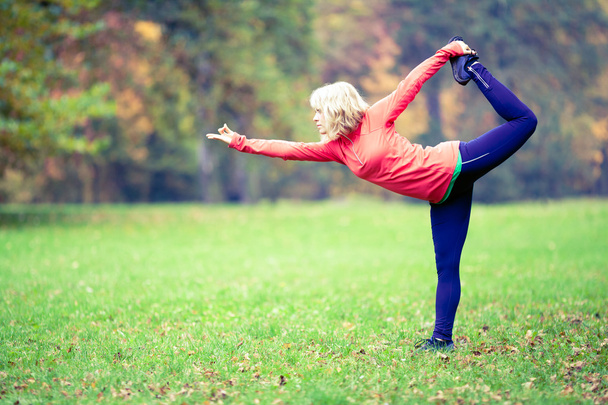 Szczęśliwy młody kobieta robi joga w Park - Zdjęcie, obraz