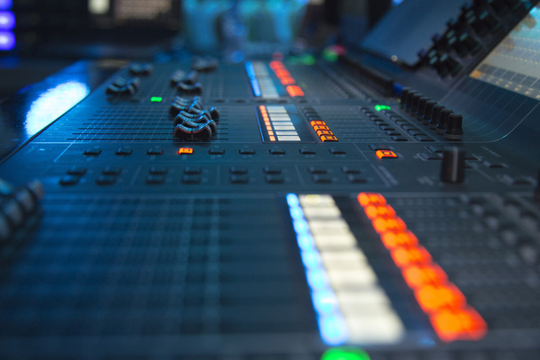 sound mixer in the dark - Foto, afbeelding