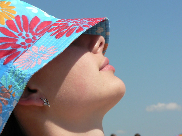 Chica en brillante sombrero de panama
 - Foto, imagen