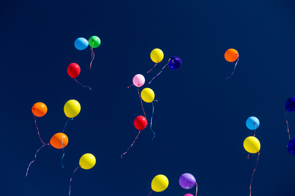 mnoho světlých balónky na modré obloze - Fotografie, Obrázek