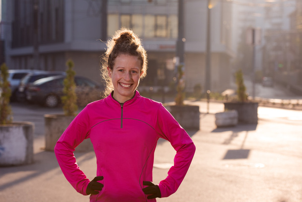 Žena, táhnoucí se před ranní jogging - Fotografie, Obrázek