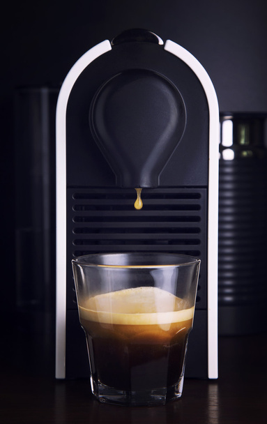 eine frisch zubereitete Tasse Kaffee - Foto, Bild