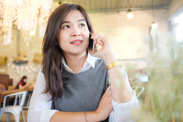 Negócios mulheres asiáticas usando celular sentado na loja de arte do café, conceito de negócio de alimentos
 - Foto, Imagem