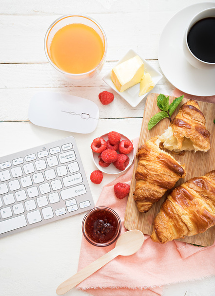 croissants en koffie op werkplek - Foto, afbeelding